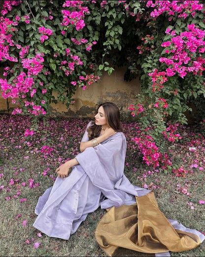 ET-MUAVE AND GOLD-SAREE