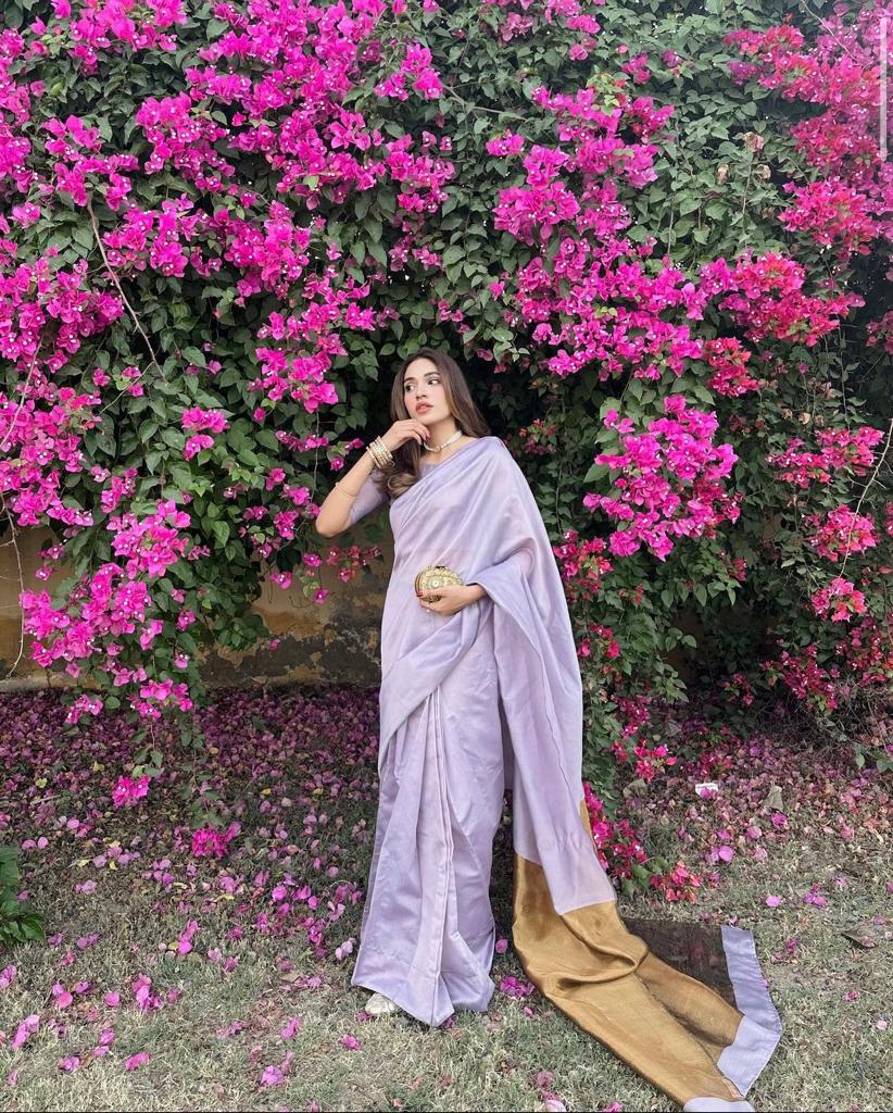 ET-MUAVE AND GOLD-SAREE