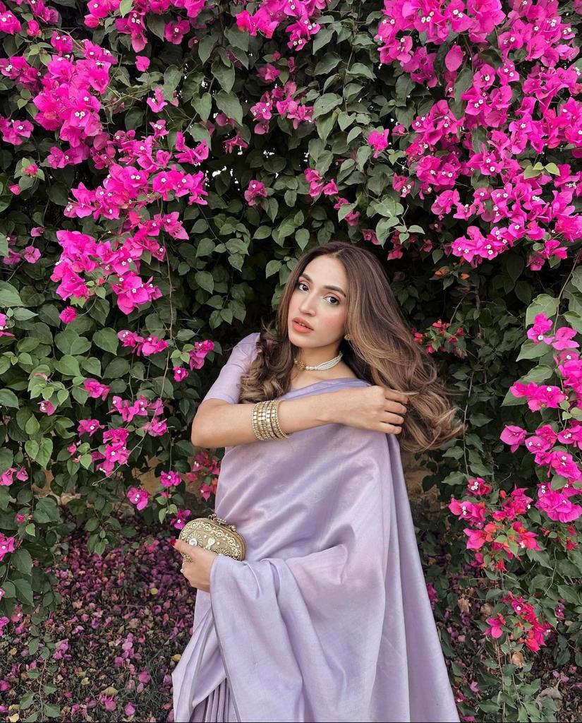 ET-MUAVE AND GOLD-SAREE