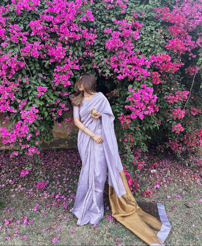 ET-MUAVE AND GOLD-SAREE